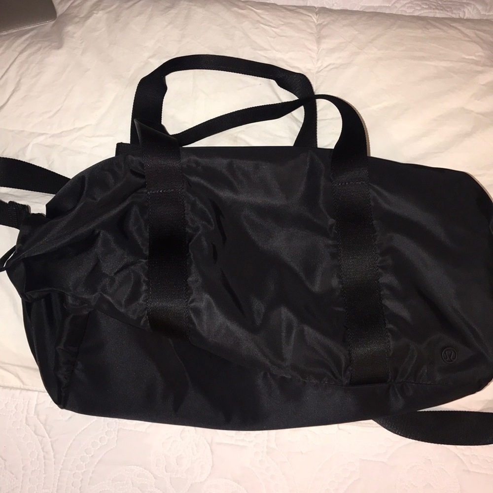 Lululemon fast track duffel
